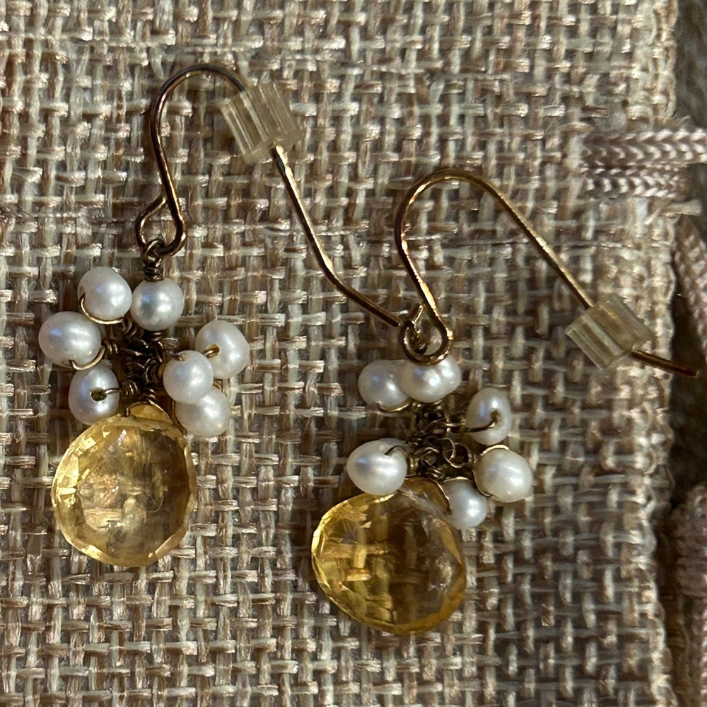 Elegant handmade Earrings French hook gold/pearl design style very lightweight
